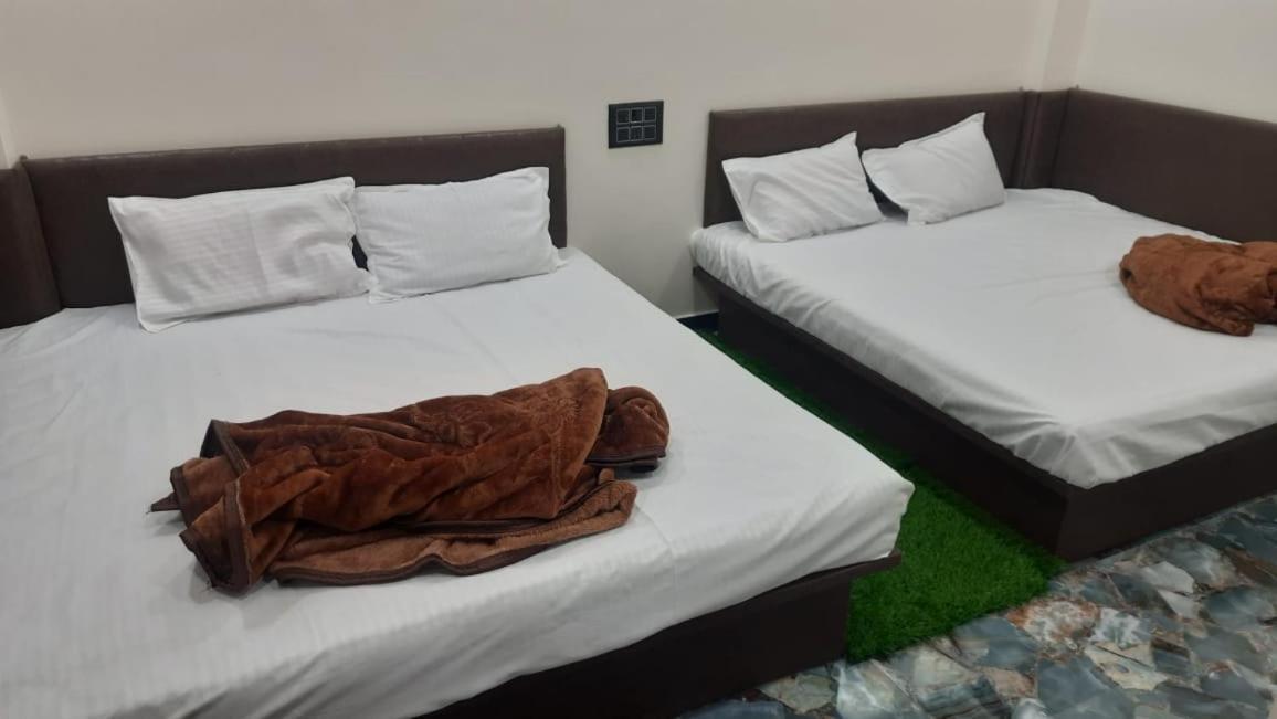 Golden Guest House Ujjain Buitenkant foto