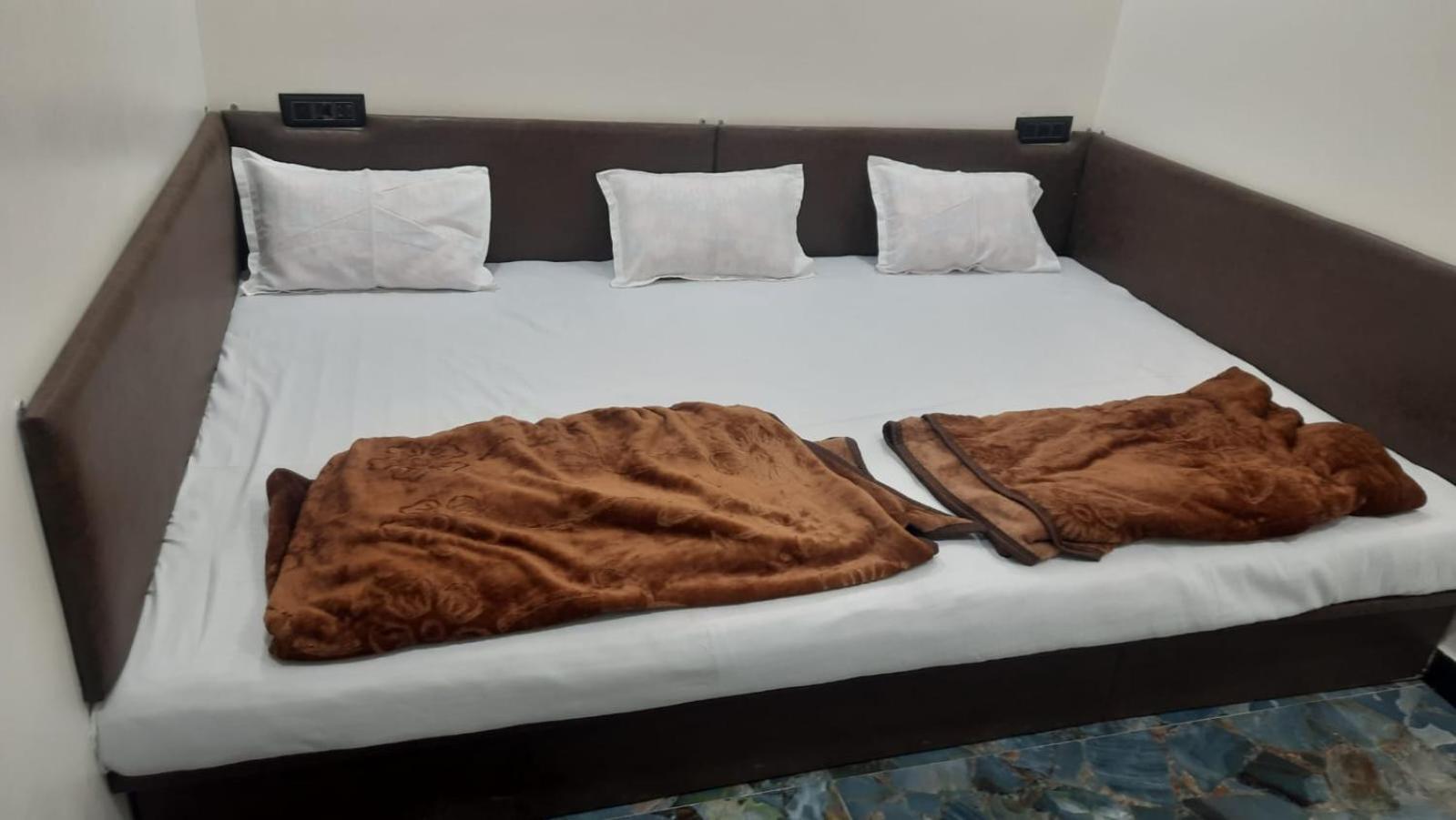 Golden Guest House Ujjain Buitenkant foto